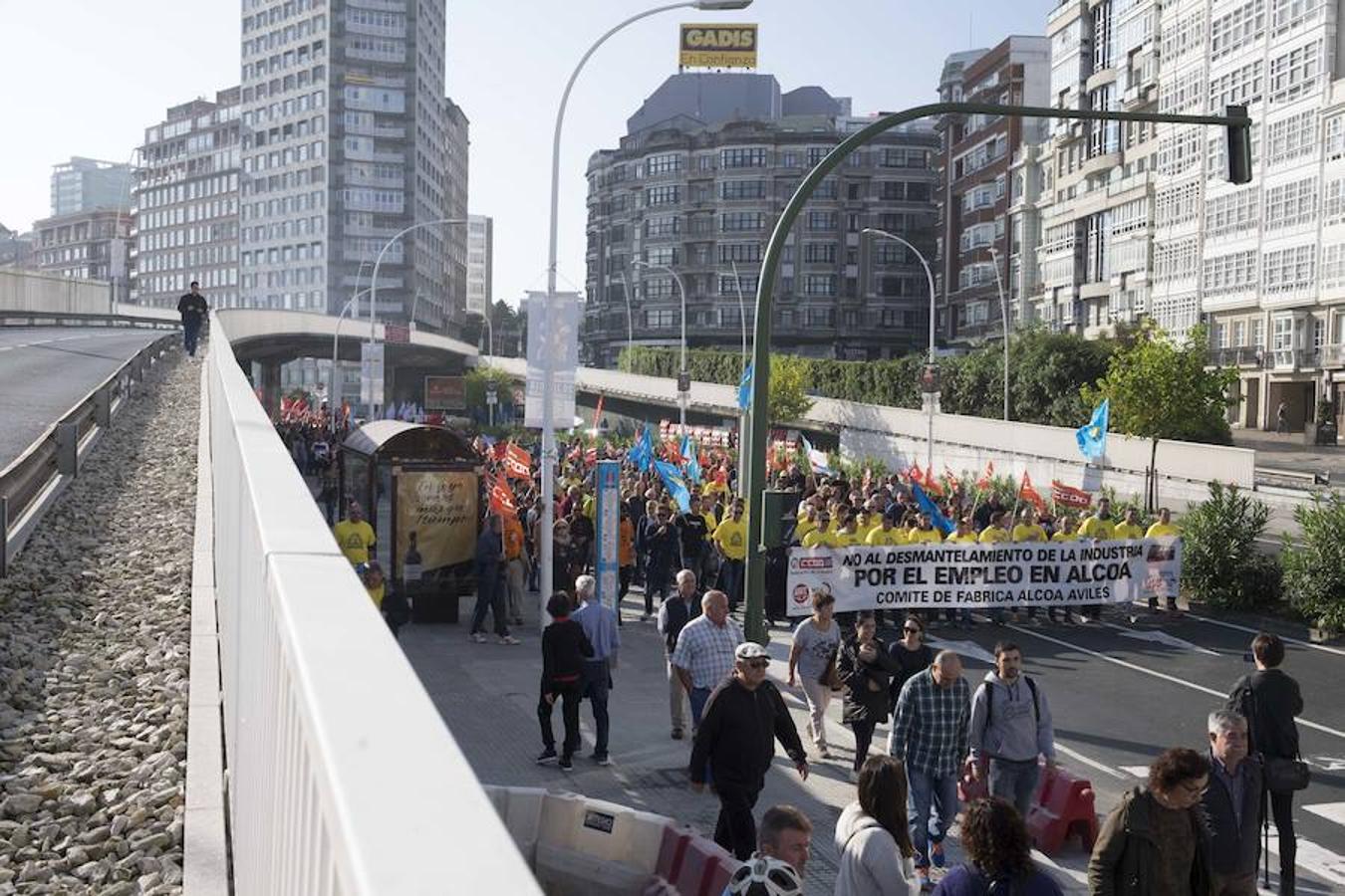 Una delegación de la planta asturiana ha participado en la manifestación celebrada este sábado en la ciudad gallega, donde la multinacional ya ha anunciado que también cerrará su planta.