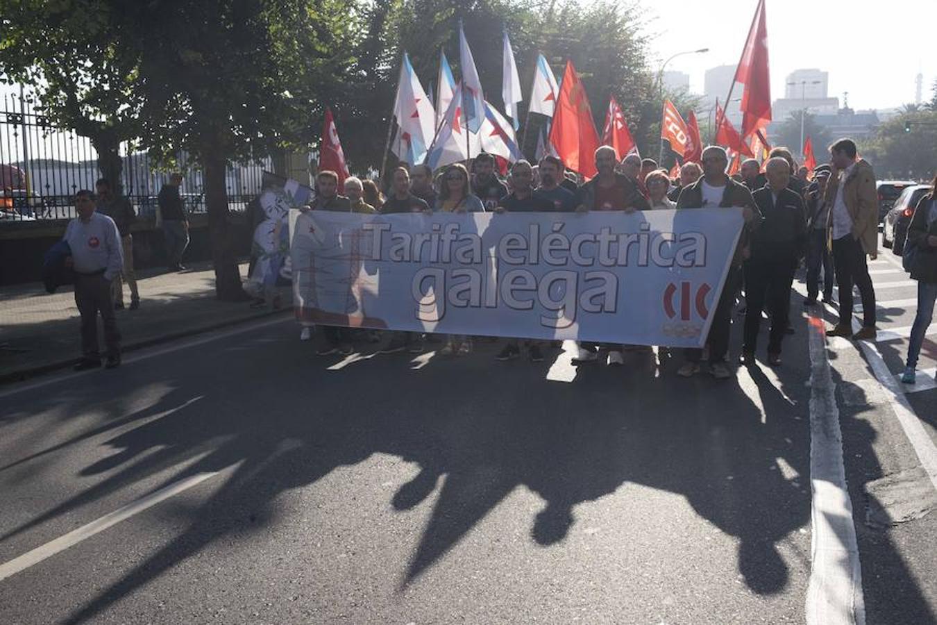 Una delegación de la planta asturiana ha participado en la manifestación celebrada este sábado en la ciudad gallega, donde la multinacional ya ha anunciado que también cerrará su planta.