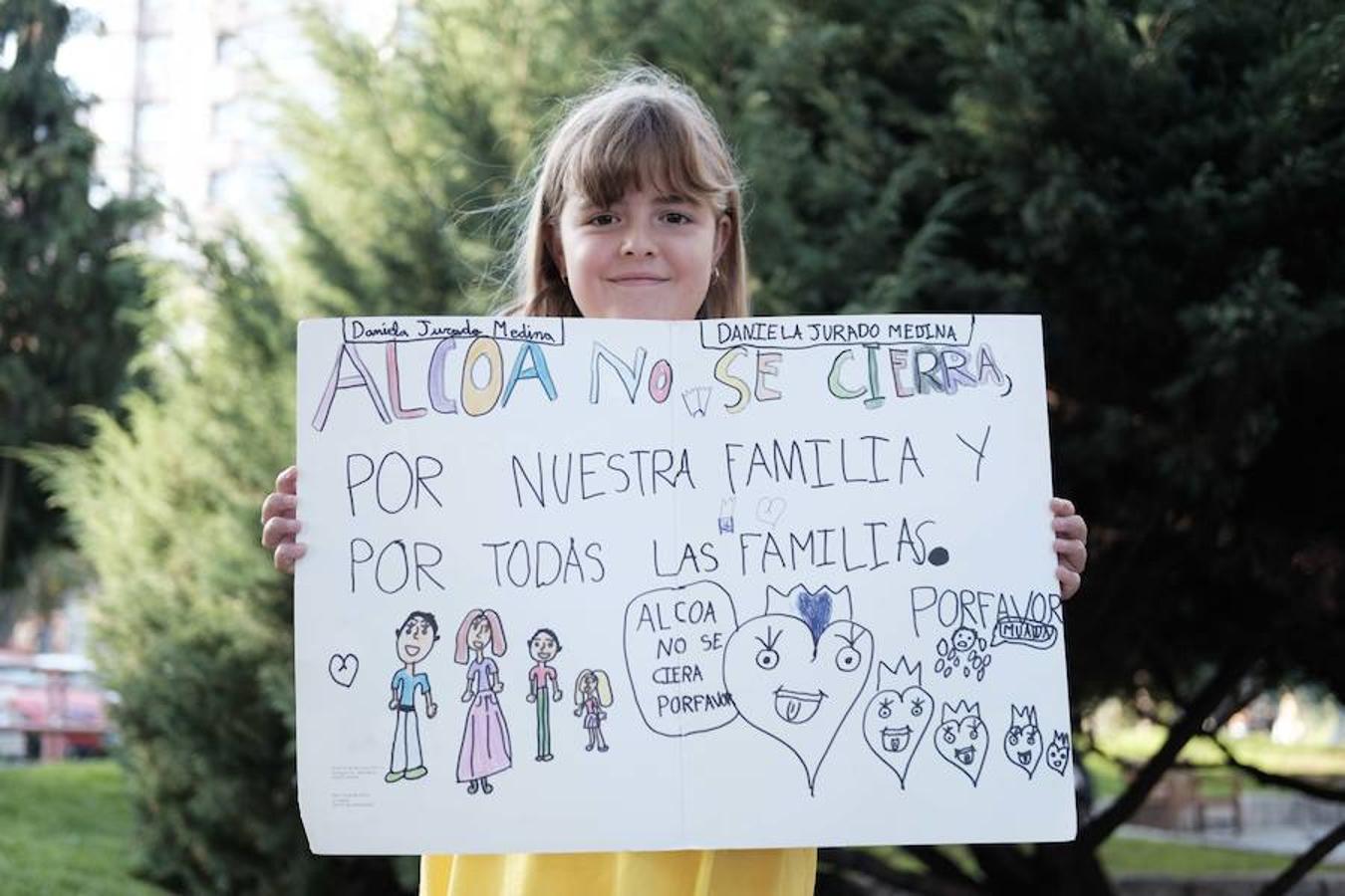 Una delegación de la planta asturiana ha participado en la manifestación celebrada este sábado en la ciudad gallega, donde la multinacional ya ha anunciado que también cerrará su planta.