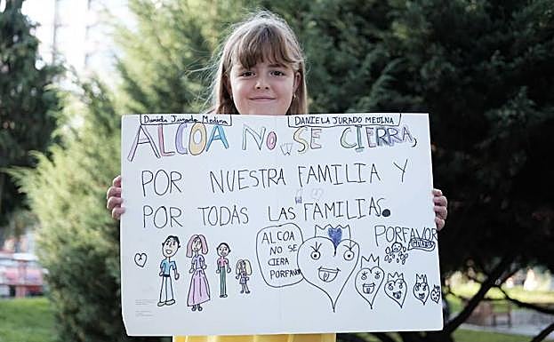 El mensajede una niña que llama la atención en la protesta de Alcoa