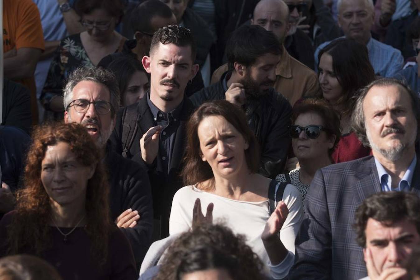 Una delegación de la planta asturiana ha participado en la manifestación celebrada este sábado en la ciudad gallega, donde la multinacional ya ha anunciado que también cerrará su planta.