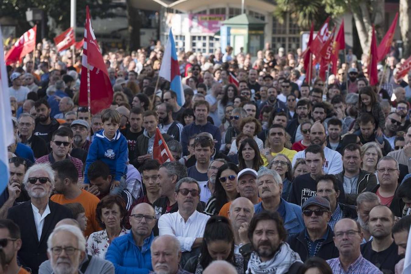 Una delegación de la planta asturiana ha participado en la manifestación celebrada este sábado en la ciudad gallega, donde la multinacional ya ha anunciado que también cerrará su planta.