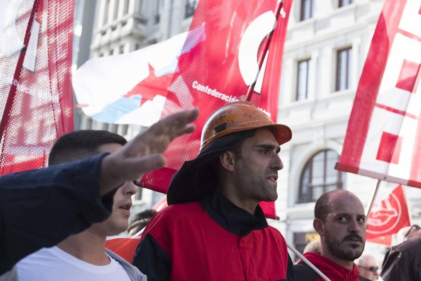 Una delegación de la planta asturiana ha participado en la manifestación celebrada este sábado en la ciudad gallega, donde la multinacional ya ha anunciado que también cerrará su planta.