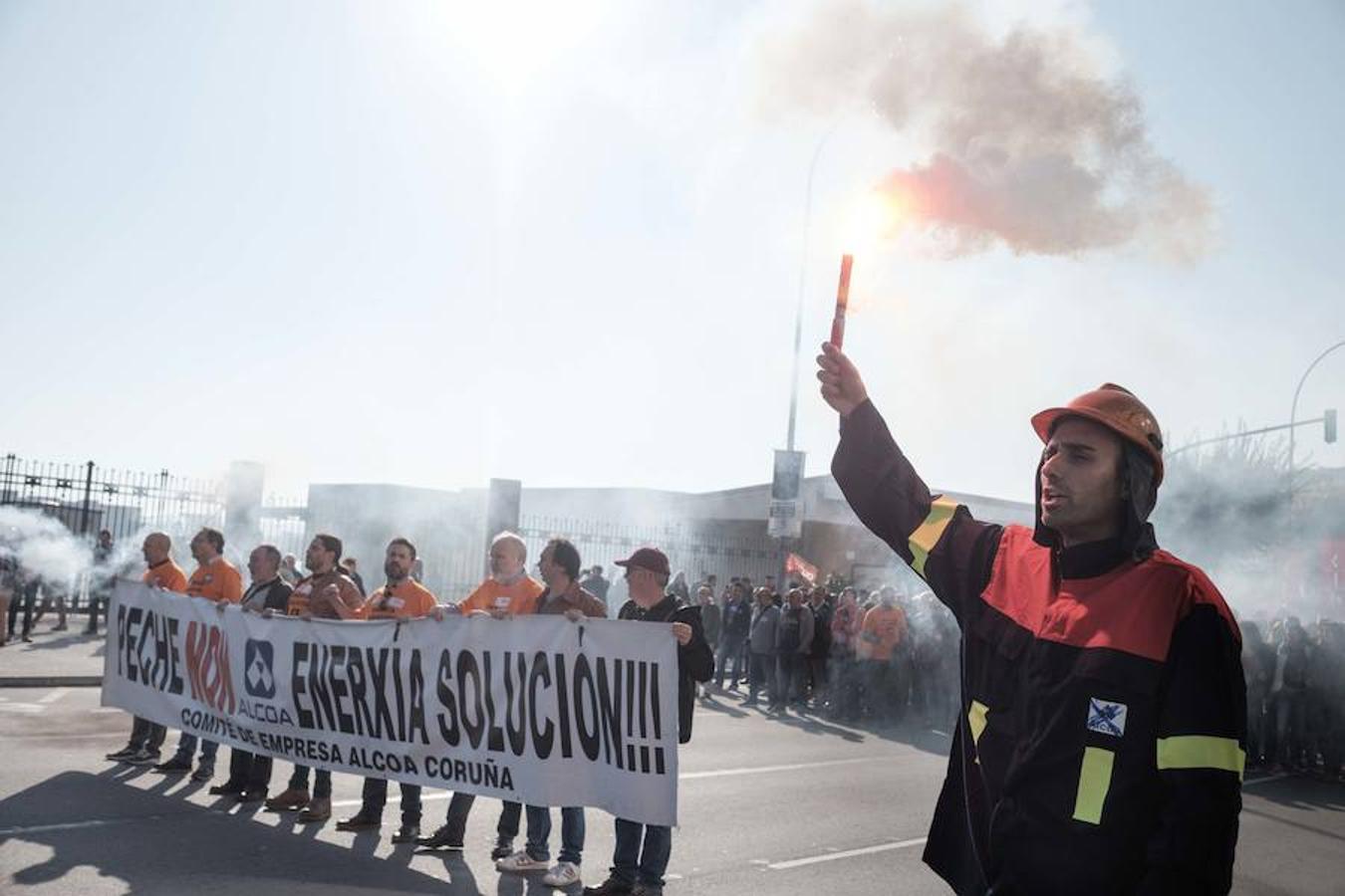 Una delegación de la planta asturiana ha participado en la manifestación celebrada este sábado en la ciudad gallega, donde la multinacional ya ha anunciado que también cerrará su planta.