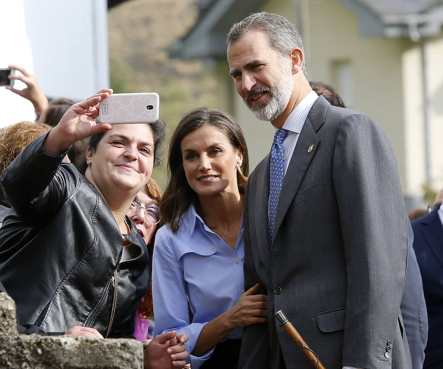 Felipe VI destaca el esfuerzo de los vecinos de Moal por proteger su entorno y «buscar alternativas» en nuevos sectores «que os permiten mantener el pueblo vivo»