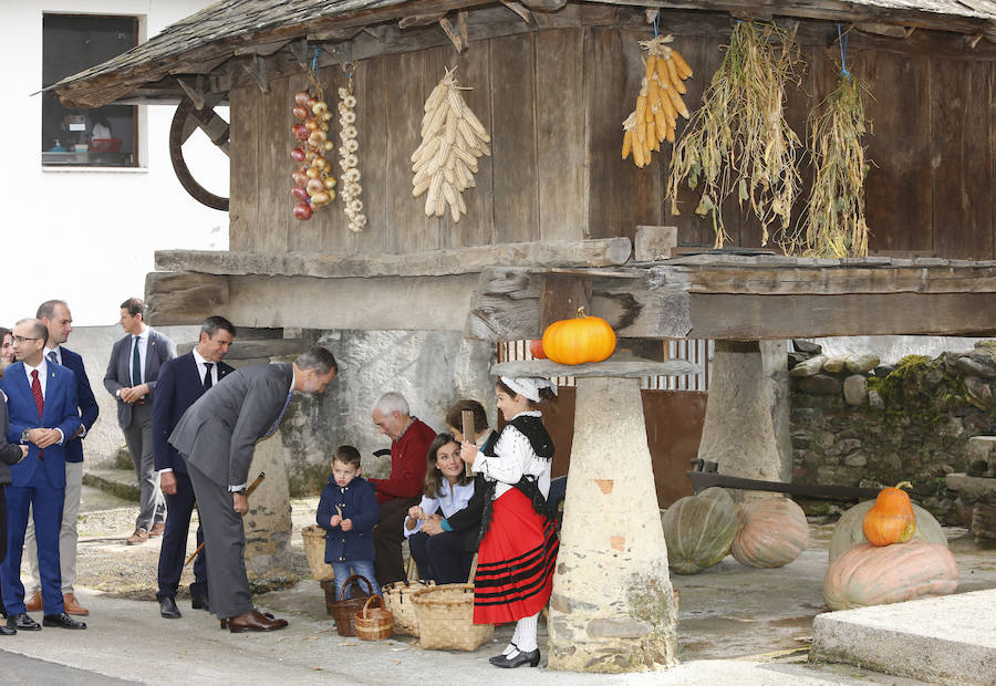 Felipe VI destaca el esfuerzo de los vecinos de Moal por proteger su entorno y «buscar alternativas» en nuevos sectores «que os permiten mantener el pueblo vivo»