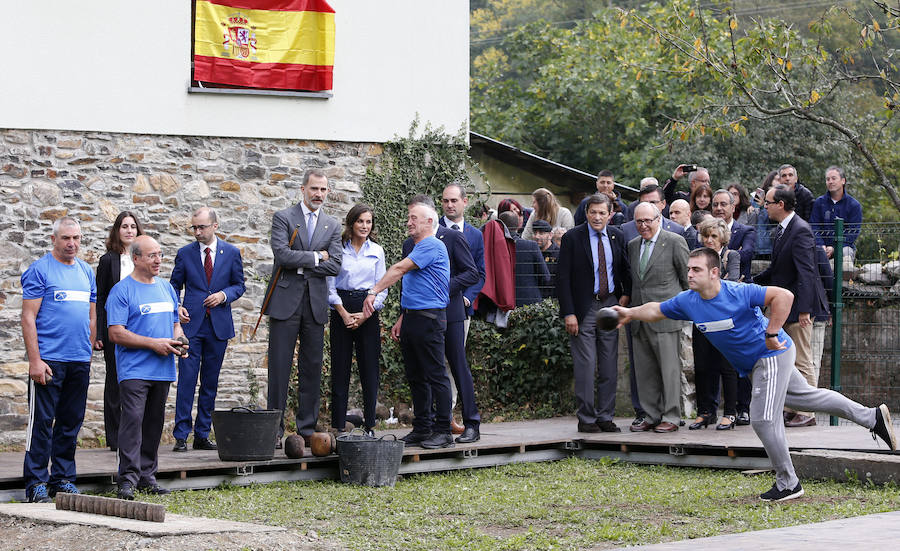 Felipe VI destaca el esfuerzo de los vecinos de Moal por proteger su entorno y «buscar alternativas» en nuevos sectores «que os permiten mantener el pueblo vivo»