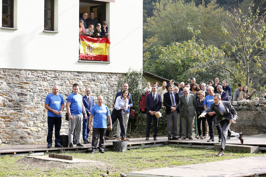 Felipe VI destaca el esfuerzo de los vecinos de Moal por proteger su entorno y «buscar alternativas» en nuevos sectores «que os permiten mantener el pueblo vivo»
