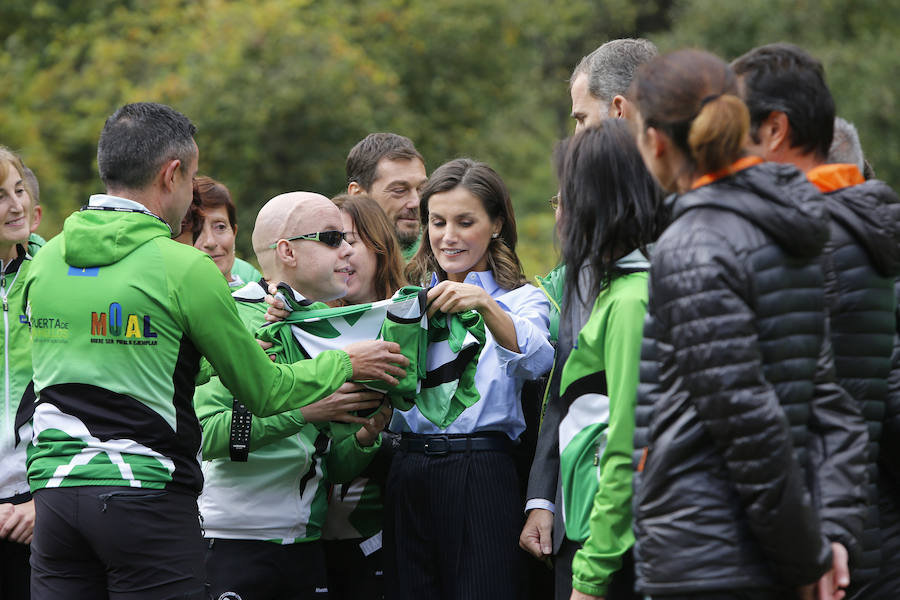 Felipe VI destaca el esfuerzo de los vecinos de Moal por proteger su entorno y «buscar alternativas» en nuevos sectores «que os permiten mantener el pueblo vivo»