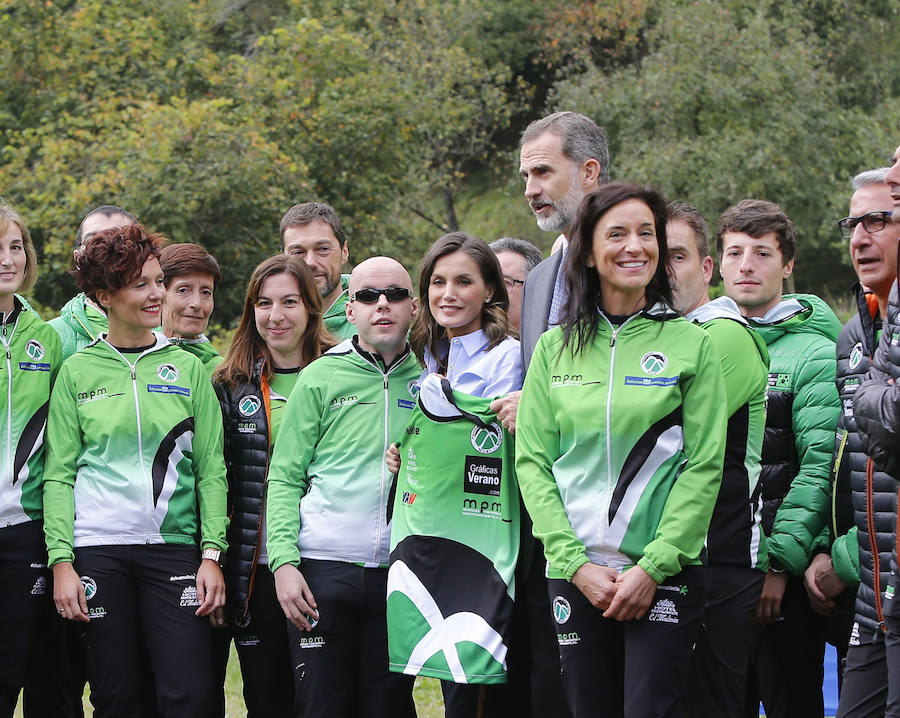 Felipe VI destaca el esfuerzo de los vecinos de Moal por proteger su entorno y «buscar alternativas» en nuevos sectores «que os permiten mantener el pueblo vivo»