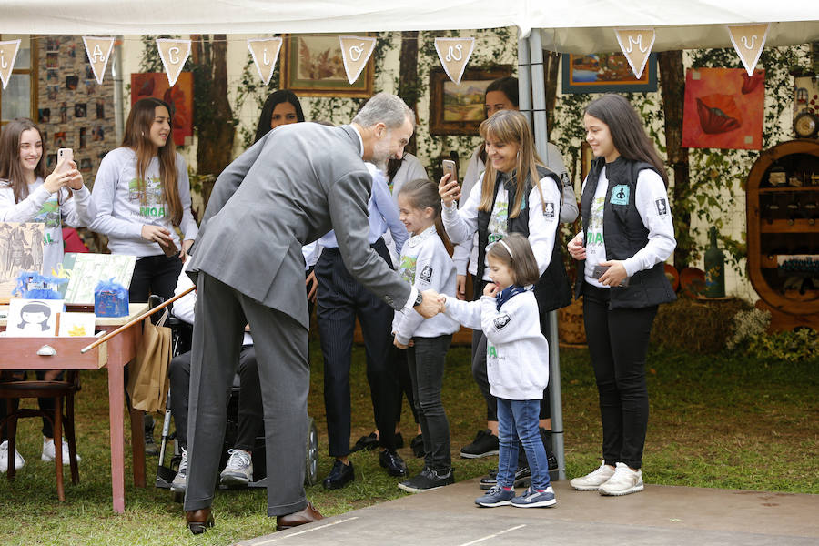 Felipe VI destaca el esfuerzo de los vecinos de Moal por proteger su entorno y «buscar alternativas» en nuevos sectores «que os permiten mantener el pueblo vivo»