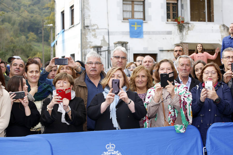 Felipe VI destaca el esfuerzo de los vecinos de Moal por proteger su entorno y «buscar alternativas» en nuevos sectores «que os permiten mantener el pueblo vivo»