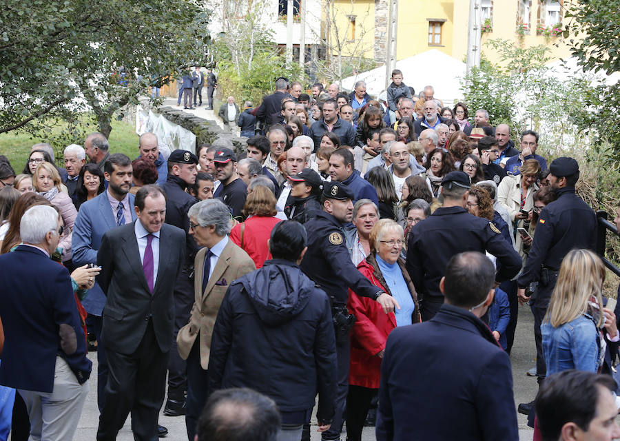 Felipe VI destaca el esfuerzo de los vecinos de Moal por proteger su entorno y «buscar alternativas» en nuevos sectores «que os permiten mantener el pueblo vivo»