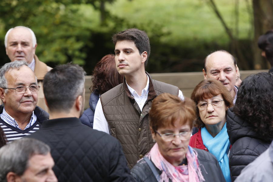 Felipe VI destaca el esfuerzo de los vecinos de Moal por proteger su entorno y «buscar alternativas» en nuevos sectores «que os permiten mantener el pueblo vivo»