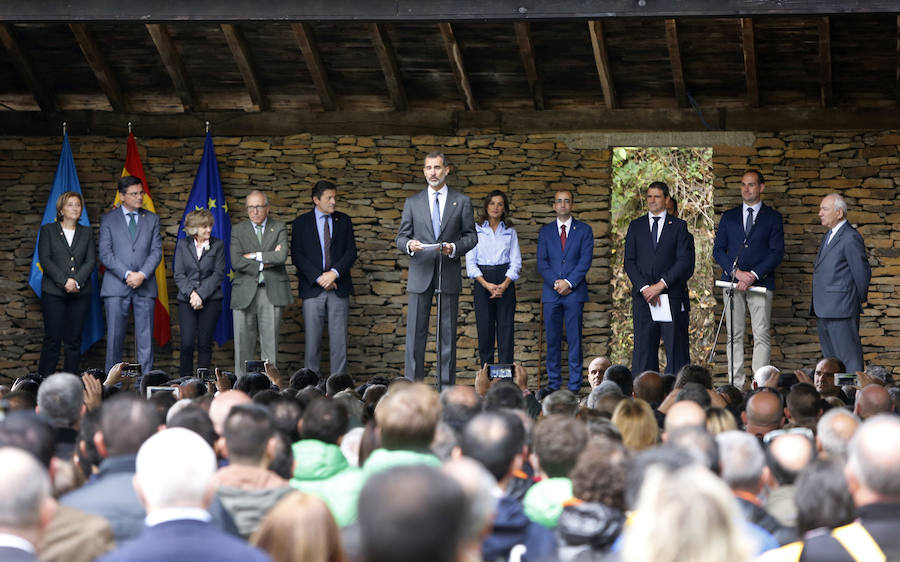 Felipe VI destaca el esfuerzo de los vecinos de Moal por proteger su entorno y «buscar alternativas» en nuevos sectores «que os permiten mantener el pueblo vivo»