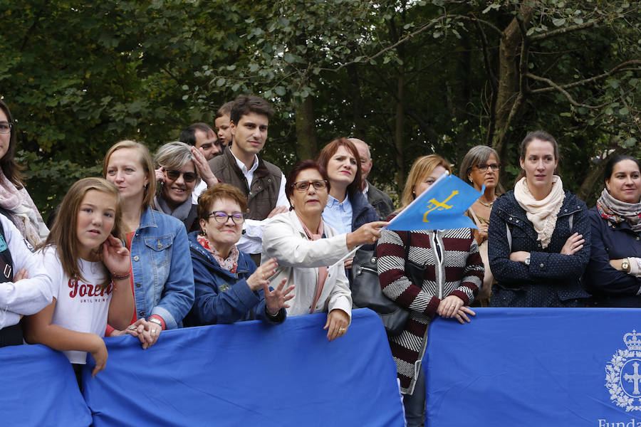 Felipe VI destaca el esfuerzo de los vecinos de Moal por proteger su entorno y «buscar alternativas» en nuevos sectores «que os permiten mantener el pueblo vivo»