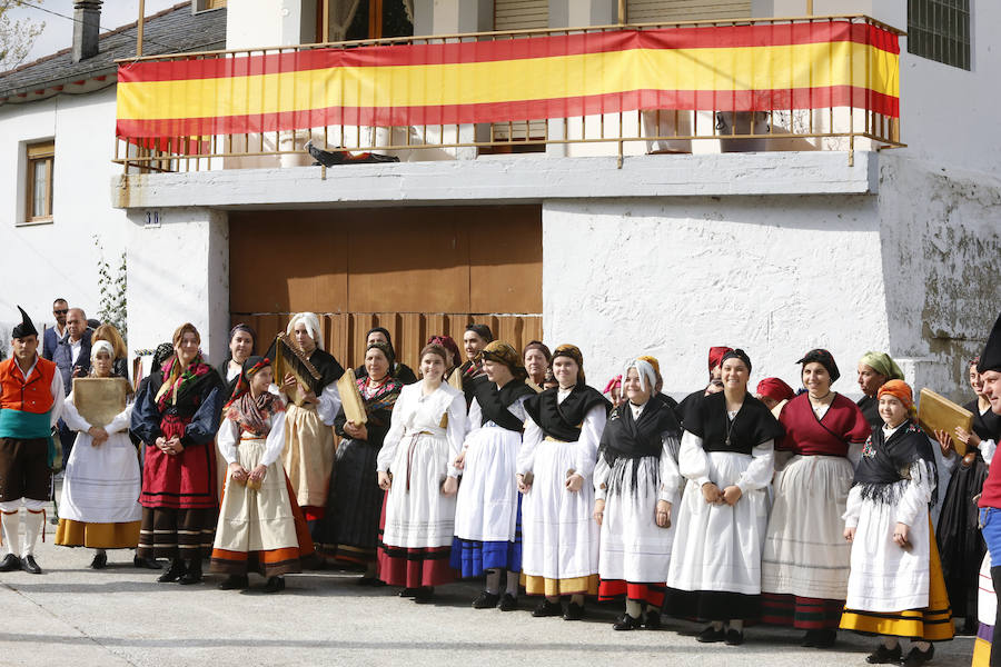 Felipe VI destaca el esfuerzo de los vecinos de Moal por proteger su entorno y «buscar alternativas» en nuevos sectores «que os permiten mantener el pueblo vivo»
