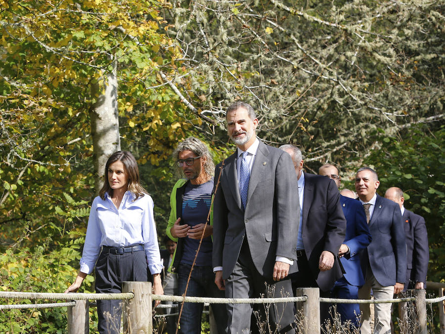 Felipe VI destaca el esfuerzo de los vecinos de Moal por proteger su entorno y «buscar alternativas» en nuevos sectores «que os permiten mantener el pueblo vivo»