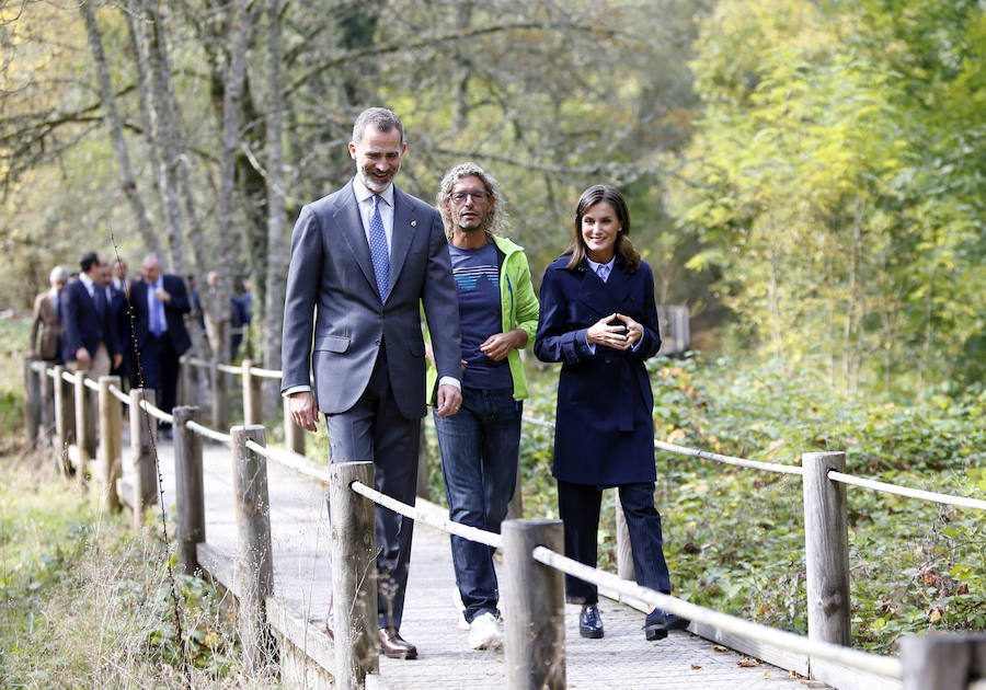 Felipe VI destaca el esfuerzo de los vecinos de Moal por proteger su entorno y «buscar alternativas» en nuevos sectores «que os permiten mantener el pueblo vivo»