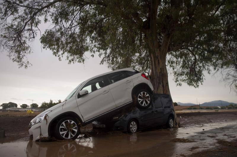 Las mejores imágenes de las lluvias torrenciales que han provocado la muerte de un bombero y numerosos destrozos en la provincia de Málaga