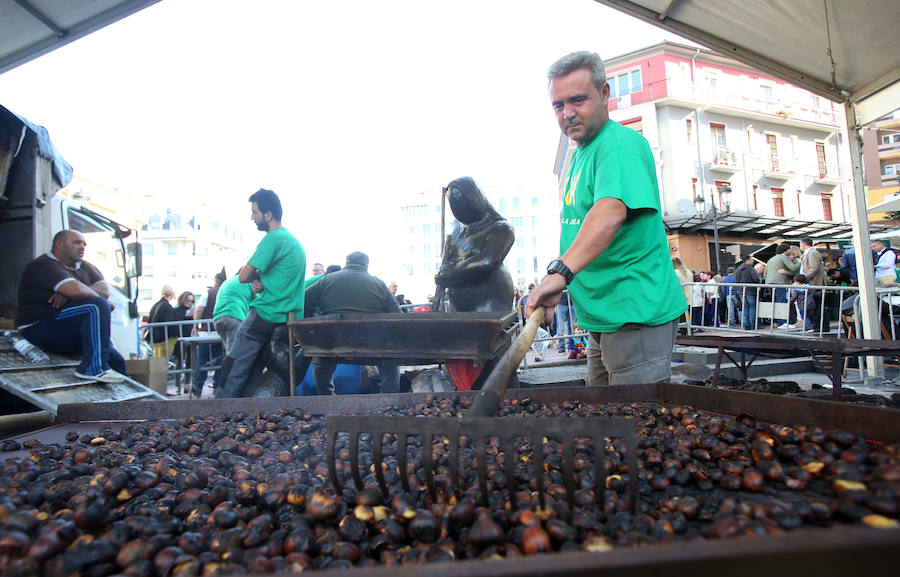 El Bulevar de la Sidra, de Oviedo, reparte una tonelada de castañas y otra de sidra dulce