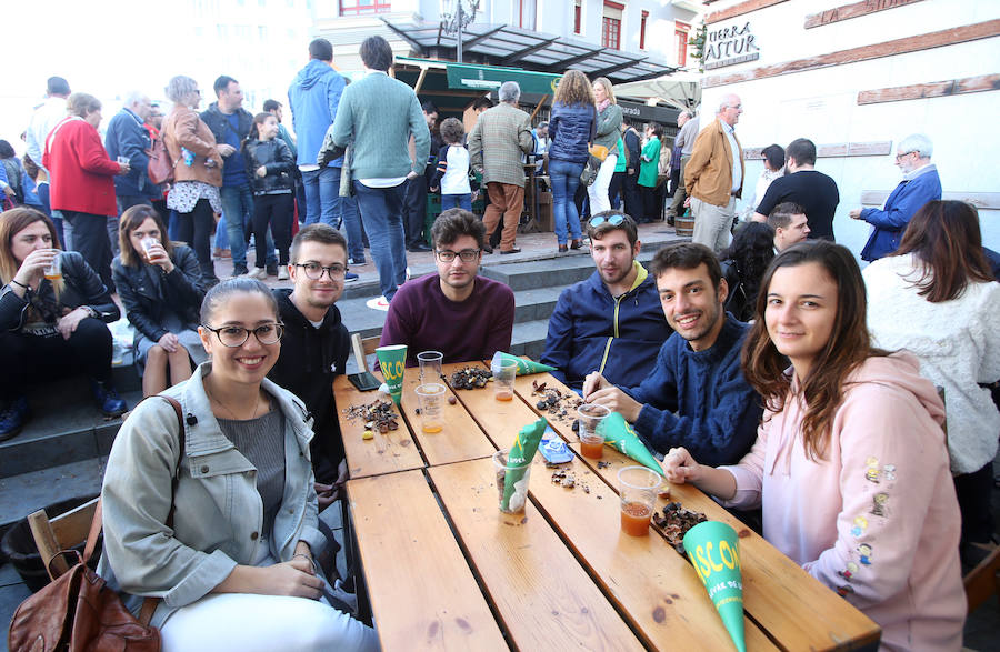 El Bulevar de la Sidra, de Oviedo, reparte una tonelada de castañas y otra de sidra dulce