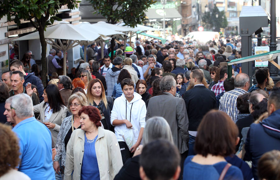 El Bulevar de la Sidra, de Oviedo, reparte una tonelada de castañas y otra de sidra dulce