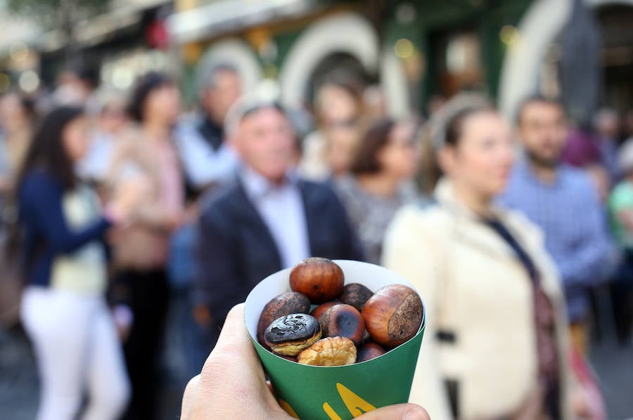 El Bulevar de la Sidra, de Oviedo, reparte una tonelada de castañas y otra de sidra dulce