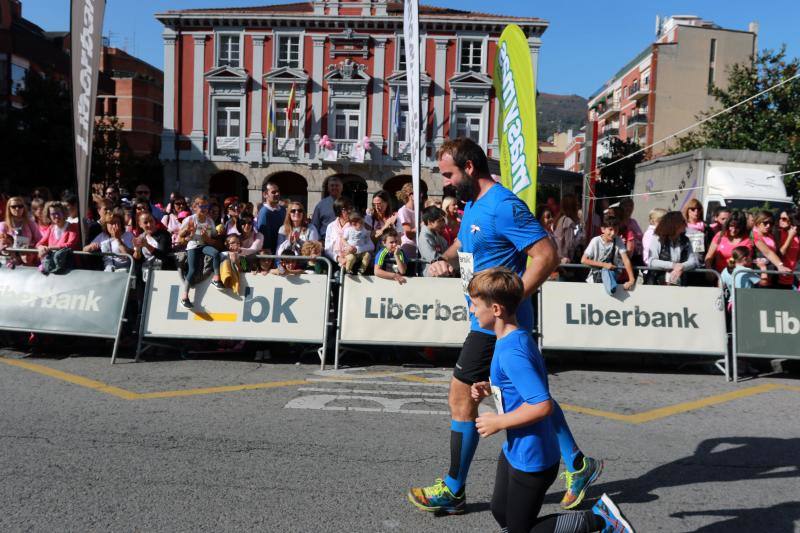 Este domingo se celebra la tercera edición de la Carrera contra el Cáncer de Mama en Mieres. Organizada por la delegación de la Asociación Española Contra el Cáncer (AECC) en Mieres y el Club Atletismo Mieres. La prueba comenzó a las 12 horas, desde la plaza del Ayuntamiento, con un recorrido de 4,5 kilómetros, por el casco urbano de la localidad.