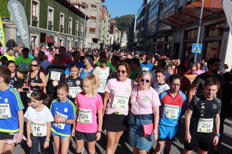 Este domingo se celebra la tercera edición de la Carrera contra el Cáncer de Mama en Mieres. Organizada por la delegación de la Asociación Española Contra el Cáncer (AECC) en Mieres y el Club Atletismo Mieres. La prueba comenzó a las 12 horas, desde la plaza del Ayuntamiento, con un recorrido de 4,5 kilómetros, por el casco urbano de la localidad.
