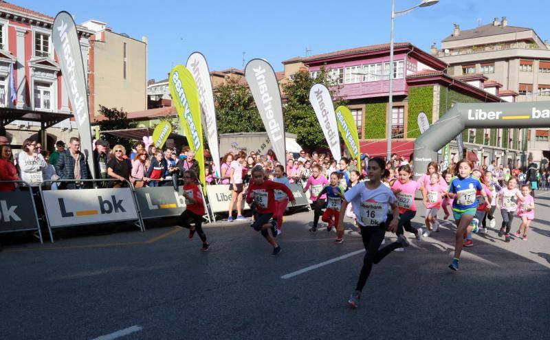 Este domingo se celebra la tercera edición de la Carrera contra el Cáncer de Mama en Mieres. Organizada por la delegación de la Asociación Española Contra el Cáncer (AECC) en Mieres y el Club Atletismo Mieres. La prueba comenzó a las 12 horas, desde la plaza del Ayuntamiento, con un recorrido de 4,5 kilómetros, por el casco urbano de la localidad.