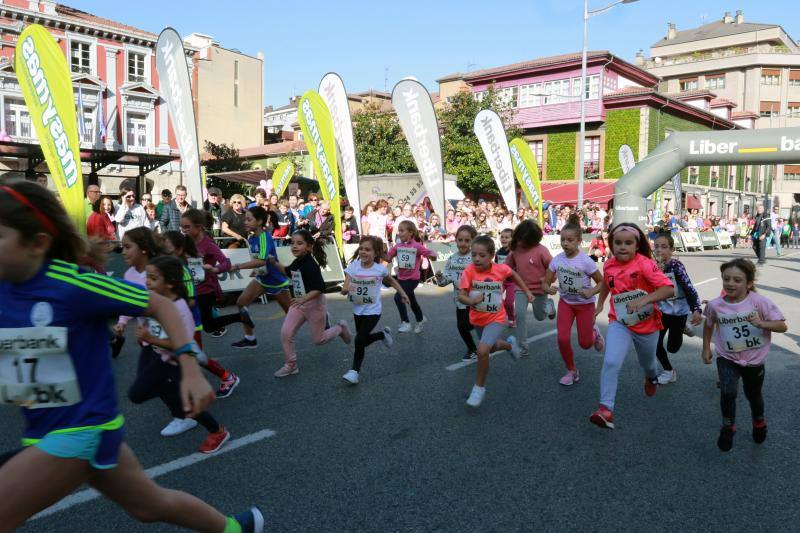 Este domingo se celebra la tercera edición de la Carrera contra el Cáncer de Mama en Mieres. Organizada por la delegación de la Asociación Española Contra el Cáncer (AECC) en Mieres y el Club Atletismo Mieres. La prueba comenzó a las 12 horas, desde la plaza del Ayuntamiento, con un recorrido de 4,5 kilómetros, por el casco urbano de la localidad.