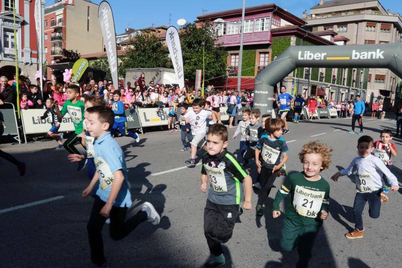 Este domingo se celebra la tercera edición de la Carrera contra el Cáncer de Mama en Mieres. Organizada por la delegación de la Asociación Española Contra el Cáncer (AECC) en Mieres y el Club Atletismo Mieres. La prueba comenzó a las 12 horas, desde la plaza del Ayuntamiento, con un recorrido de 4,5 kilómetros, por el casco urbano de la localidad.