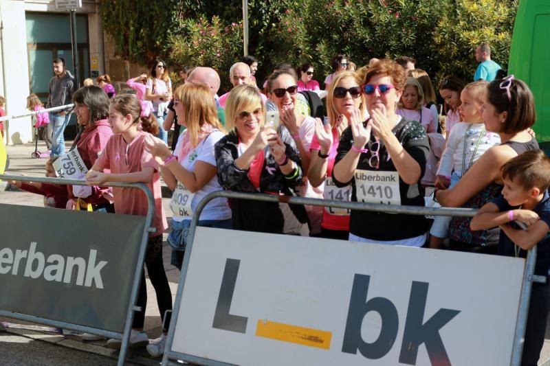 Este domingo se celebra la tercera edición de la Carrera contra el Cáncer de Mama en Mieres. Organizada por la delegación de la Asociación Española Contra el Cáncer (AECC) en Mieres y el Club Atletismo Mieres. La prueba comenzó a las 12 horas, desde la plaza del Ayuntamiento, con un recorrido de 4,5 kilómetros, por el casco urbano de la localidad.