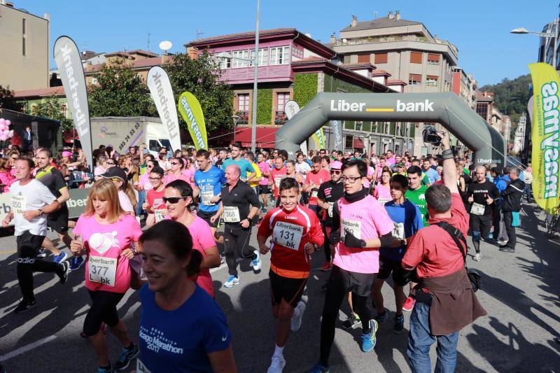 Este domingo se celebra la tercera edición de la Carrera contra el Cáncer de Mama en Mieres. Organizada por la delegación de la Asociación Española Contra el Cáncer (AECC) en Mieres y el Club Atletismo Mieres. La prueba comenzó a las 12 horas, desde la plaza del Ayuntamiento, con un recorrido de 4,5 kilómetros, por el casco urbano de la localidad.