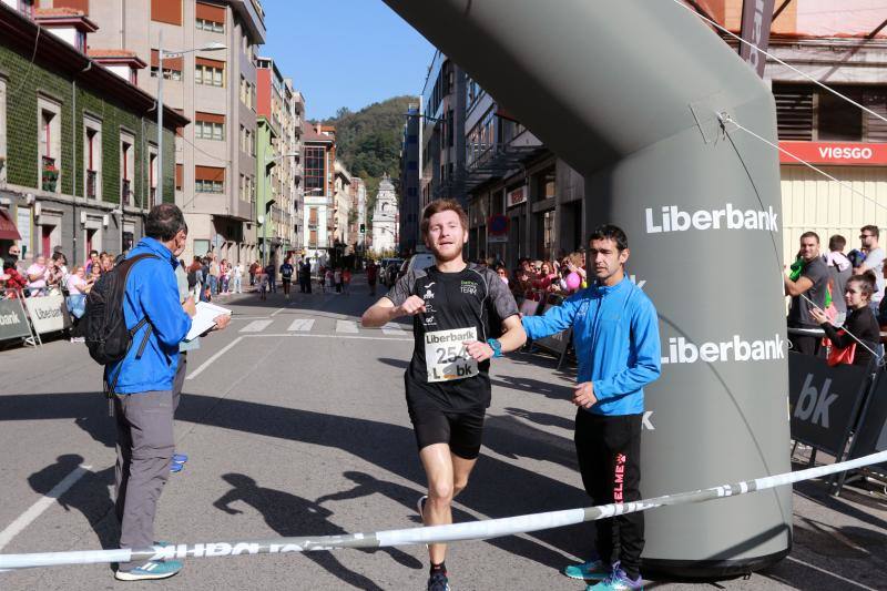 Este domingo se celebra la tercera edición de la Carrera contra el Cáncer de Mama en Mieres. Organizada por la delegación de la Asociación Española Contra el Cáncer (AECC) en Mieres y el Club Atletismo Mieres. La prueba comenzó a las 12 horas, desde la plaza del Ayuntamiento, con un recorrido de 4,5 kilómetros, por el casco urbano de la localidad.