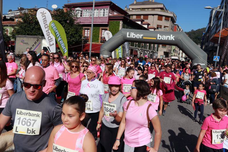 Este domingo se celebra la tercera edición de la Carrera contra el Cáncer de Mama en Mieres. Organizada por la delegación de la Asociación Española Contra el Cáncer (AECC) en Mieres y el Club Atletismo Mieres. La prueba comenzó a las 12 horas, desde la plaza del Ayuntamiento, con un recorrido de 4,5 kilómetros, por el casco urbano de la localidad.