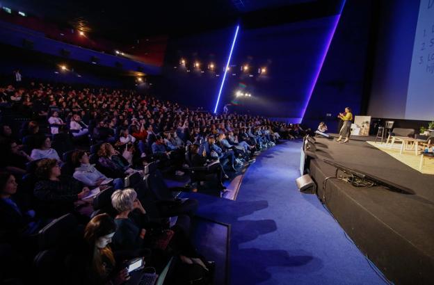 La sala de cine llena para seguir la ponencia de Laura Monge sobre 'Educar sin gritos'. 