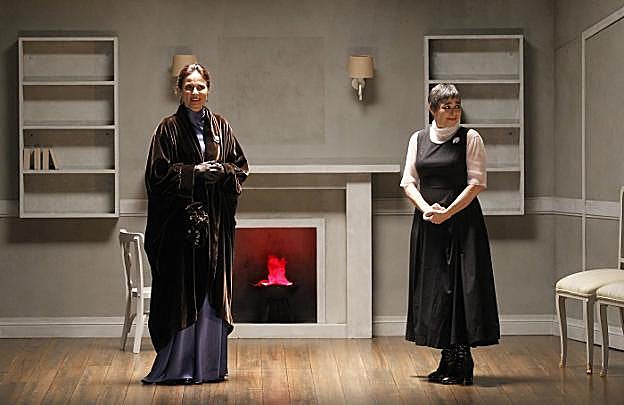 Aitana Sánchez Gijón y María Isabel Díaz, sobre las tablas del gijonés Teatro Jovellanos. 