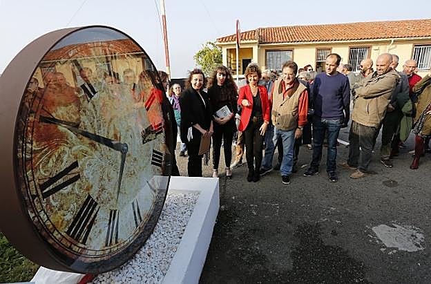 Miembros de la agrupación en el momento de la inauguración de la escultura en El Sucu. 