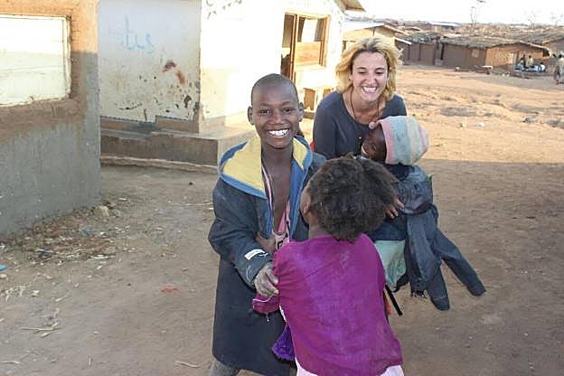 Carla García, con tres niños, en Malawui. 