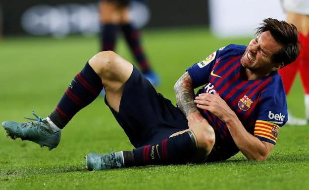Leo Messi se lesiona durante el partido contra el Sevilla