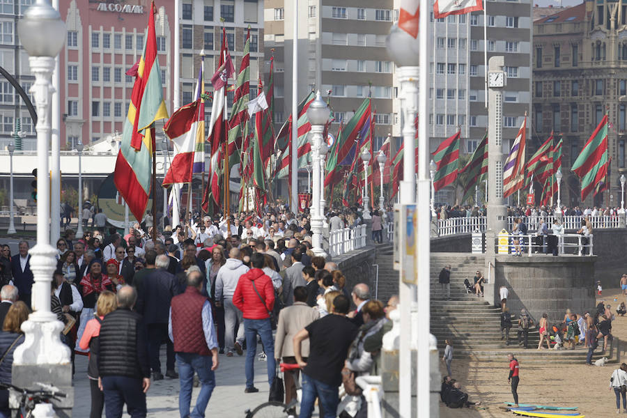 Cerca de 350 leoneses con sus pendones concejiles volvieron a protagonizar el encuentro en representación de 45 pueblos desplegando sus estandartes y recorriendo las calles de Gijón, entre la Plaza Mayor, pasando por el Paseo del Muro de San Lorenzo, y terminando el recorrido en el Hotel Begoña Park.