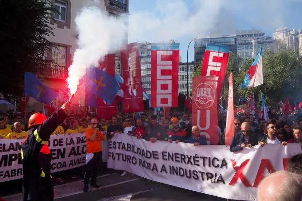Trabajadores de las plantas de Alcoa de La Coruña y Avilés, el sábado, en una manifestación celebrada en la localidad gallega. 