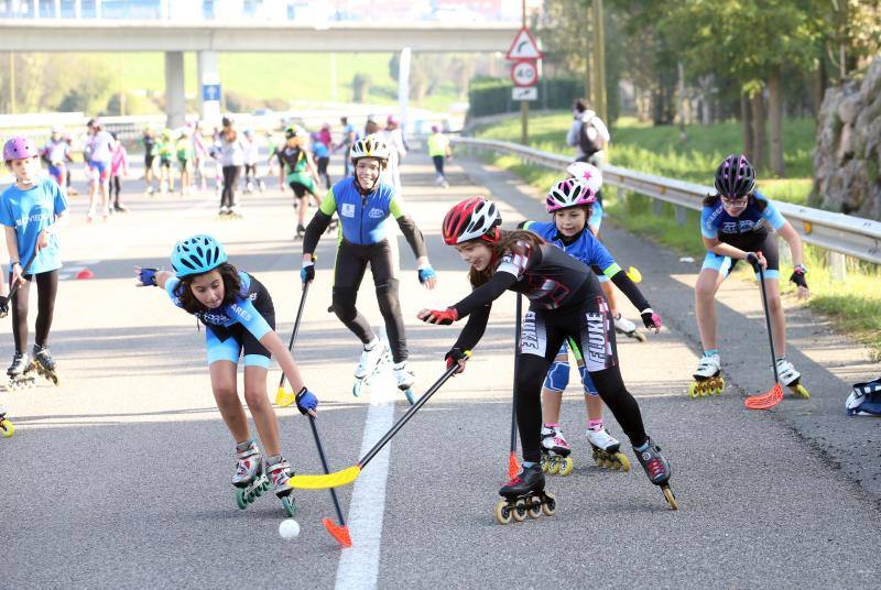 Más de cien niños participan en la primera prueba de patinaje para escolares y clubes locales.