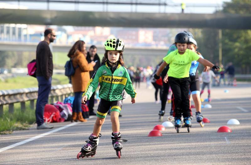 Más de cien niños participan en la primera prueba de patinaje para escolares y clubes locales.