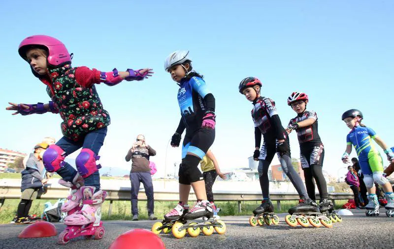 Más de cien niños participan en la primera prueba de patinaje para escolares y clubes locales.