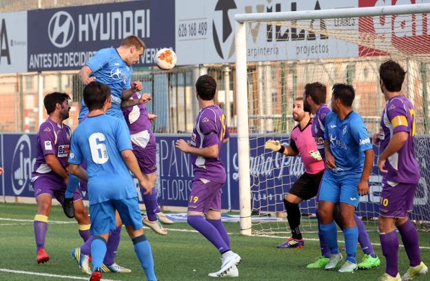 Uno de los goles del Covadonga B, a balón parado. 