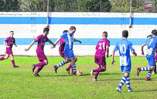 Muñiz y Bastida persiguen a su excompañero Hugo Sierra en una avanzada del Treviense. 