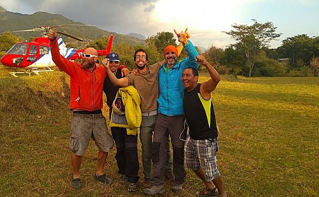 Los compañeros de José Luis Bernal celebrando que el asturiano ha sido localizado.